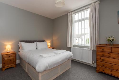 מיטה או מיטות בחדר ב-Cosy, modern one bedroom apartment close to Durham