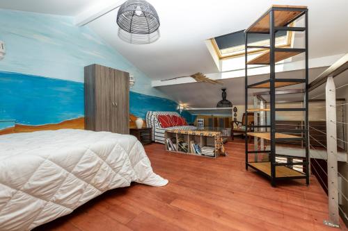 1 dormitorio con 1 cama grande y un mural en Villa Remi, Piscine Proche Océan, en Moliets-et-Maa