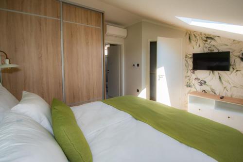 Łóżko lub łóżka w pokoju w obiekcie Luxury Apartment Paula