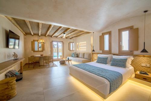 Postel nebo postele na pokoji v ubytování Opalia Suites