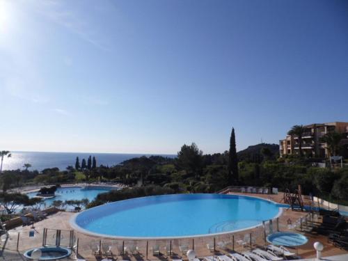 une grande piscine avec vue sur l'océan dans l'établissement Cozy Apartment in Agay with Stunning Views, à Agay