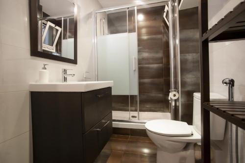 uma casa de banho com um WC, um lavatório e um chuveiro em P9mdr1070 - Nice apartment in Poble Sec em Barcelona