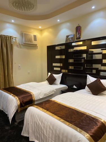 een hotelkamer met 2 bedden in een kamer bij ABHASKY in Abha