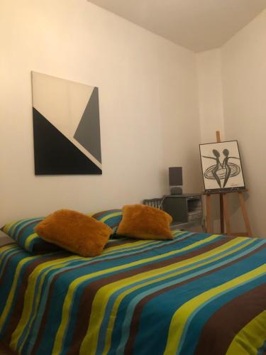 um quarto com uma cama com duas almofadas em Maison indépendante em Noyant-dʼAllier