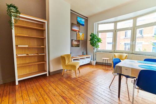 d'une salle à manger avec une table, des chaises et un bureau. dans l'établissement César, à Bruxelles