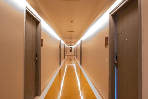 a long hallway with doors and a long aisle at Rupal Residency in Jaisalmer