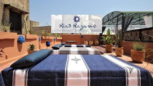 Ένα ή περισσότερα κρεβάτια σε δωμάτιο στο Riad Razane Fez