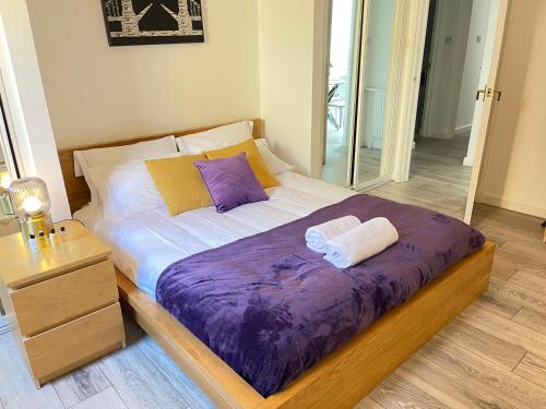 A bed or beds in a room at City Haven King En-suite & Double Room With Parking