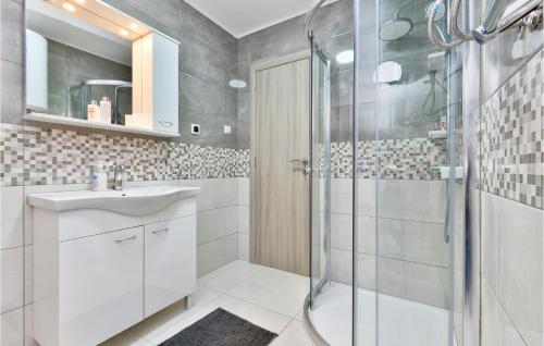Koupelna v ubytování Amazing Home In Stikada With Kitchen