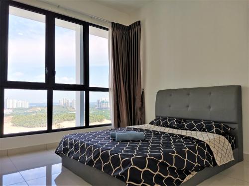 een slaapkamer met een bed en een groot raam bij Eco Nest @3BEDROOM High floor By HauzCinta in Gelang Patah