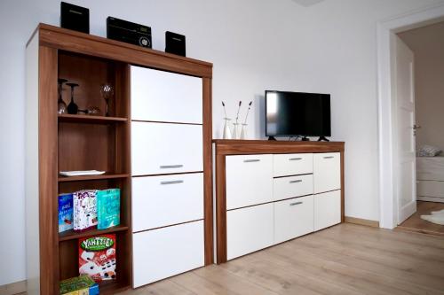 sala de estar con vestidor y TV en Ferienwohnung Düsel, en Maroldsweisach