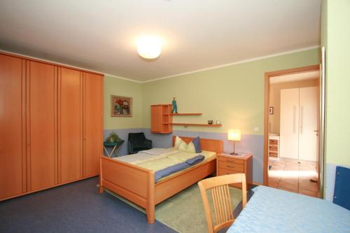 sypialnia z łóżkiem, stołem i krzesłem w obiekcie Landhaus Hof-Schlenstedt w mieście Stadtallendorf