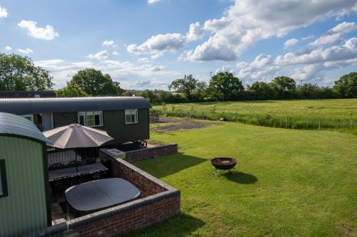 Shepherds View at Oaks Barn Farm Alcester with optional paid for Hot tubにある庭