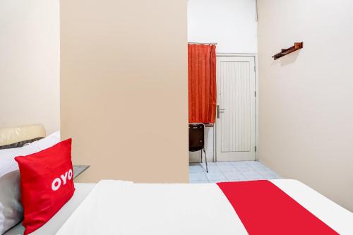 Cama o camas de una habitación en OYO 91361 Benlin D'kost Syariah