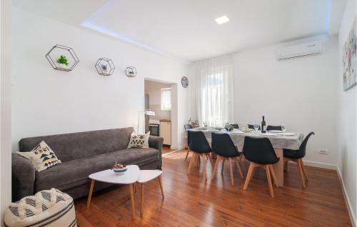 4 Bedroom Lovely Apartment In Kastel Sucurac