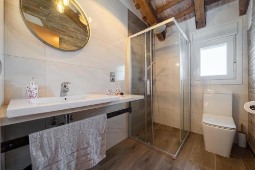 un bagno con lavandino e doccia di Casa rural Maño a Deltebre