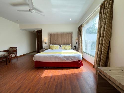 Una cama o camas en una habitación de Surasena Regal Vista Agra