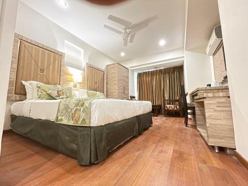 Una cama o camas en una habitación de Surasena Regal Vista Agra