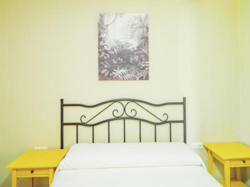 a bedroom with a bed and a picture on the wall at Cubo's Casa Rio Grande in Guaro