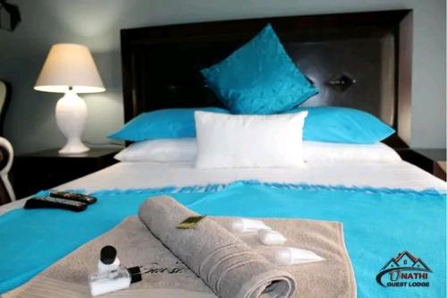 Postel nebo postele na pokoji v ubytování Unathi Guest Lodge
