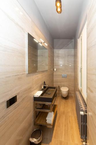 a bathroom with a sink and a toilet at Villa Sarchi in Grantola
