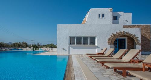 Bazén v ubytování Naxos Holidays nebo v jeho okolí