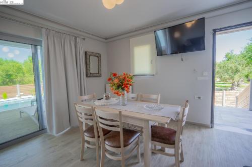 Zante Suitesにあるテレビまたはエンターテインメントセンター