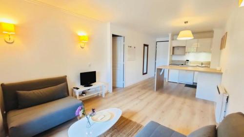 salon z kanapą i stołem w obiekcie T3 neuf 5 pers Serre Chevalier La Salle les Alpes w mieście La Salle-les-Alpes