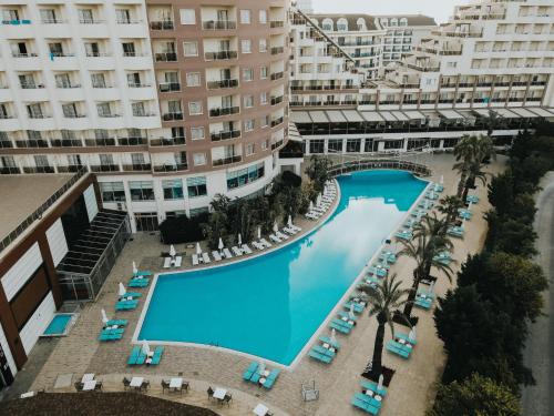 una vista aérea de una piscina en un edificio en Saturn Palace Resort, en Lara