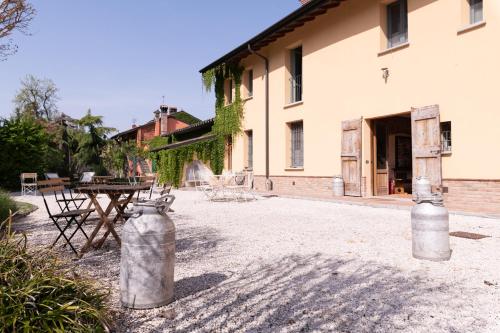 un edificio con una mesa y un contenedor de agua en Agriturismo Cascina Pezzolo, en Lodi