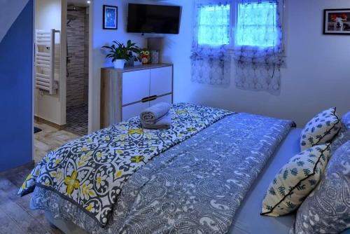 1 cama con edredón azul y almohadas en un dormitorio en La Bulle Bleue futuroscope, en Chasseneuil-du-Poitou