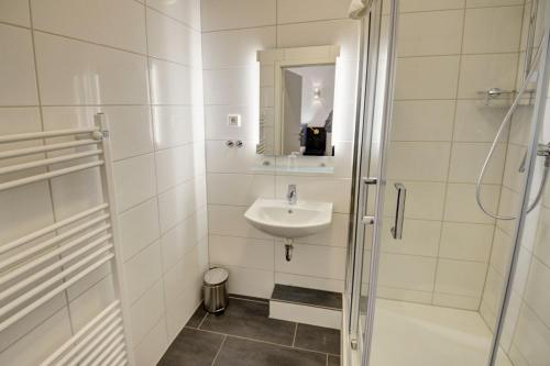 Ett badrum på Pension Hygge am Hafen