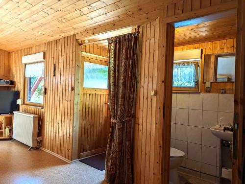 ein Bad mit WC und Dusche im Zimmer in der Unterkunft Gartenhaus Haufe in Quedlinburg