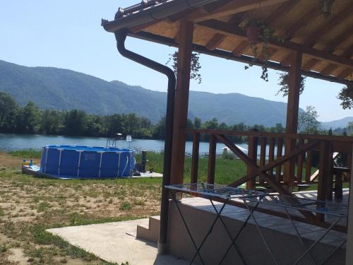 um gazebo com vista para um lago em Biser na Drini em Velika Reka