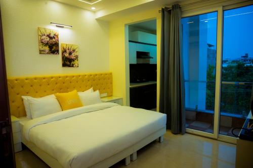 Katil atau katil-katil dalam bilik di Lime Tree Luxury Studio - Service Apartment Near Artemis Hospital ,Gurgaon