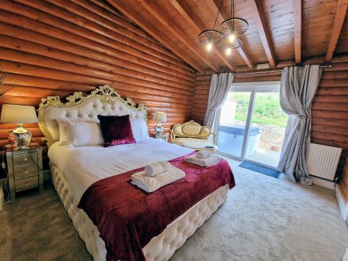 Llit o llits en una habitació de Kaoglen Zen-Feature Bath-Dunkeld-Route 500