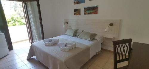 een slaapkamer met een bed met twee handdoeken erop bij Tenuta Turchi in Otranto