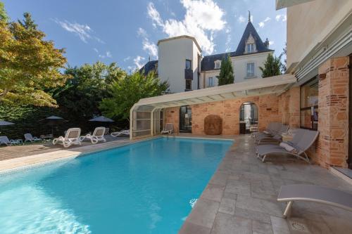 a swimming pool in the backyard of a house at Clos La Bo&euml;tie & Spa in Sarlat-la-Can&eacute;da