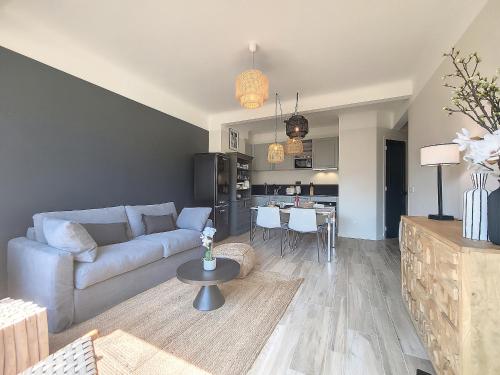 un salon avec un canapé et une cuisine dans l'établissement Nestor&Jeeves - BLUE PEARL - Port area - Close Old Town, à Nice