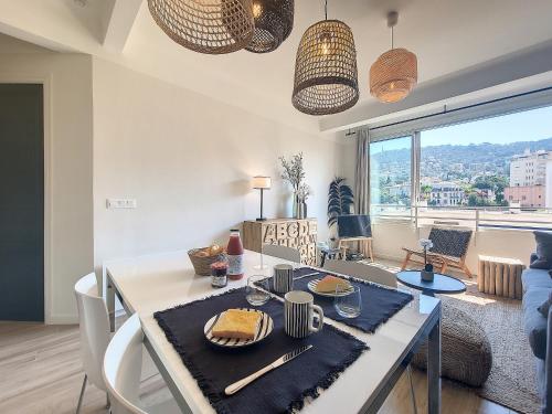 d'une cuisine et d'un salon avec une table et de la nourriture. dans l'établissement Nestor&Jeeves - BLUE PEARL - Port area - Close Old Town, à Nice