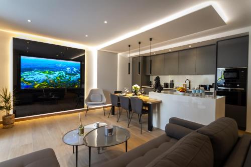 MARBELLA BANUS SUITES - Banús - Playas del Duque - Luxury 3BR - 3BA - Heart of Puerto Banús Direct Beach Access - Steps to Marina & El Corte Ing Luxury Shopping - Large Outdoor Terrace - 35,000 m2 Gardens - 3 Pools - 2 Onsite Restaurants- Ideal Families