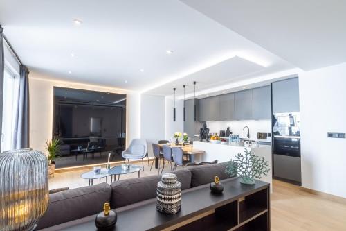 MARBELLA BANUS SUITES - Banús - Playas del Duque - Luxury 3BR - 3BA - Heart of Puerto Banús Direct Beach Access - Steps to Marina & El Corte Ing Luxury Shopping - Large Outdoor Terrace - 35,000 m2 Gardens - 3 Pools - 2 Onsite Restaurants- Ideal Families