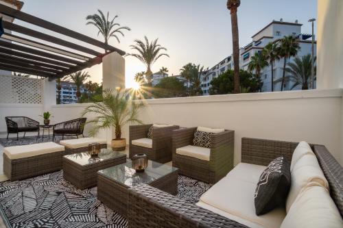 MARBELLA BANUS SUITES - Banús - Playas del Duque - Luxury 3BR - 3BA - Heart of Puerto Banús Direct Beach Access - Steps to Marina & El Corte Ing Luxury Shopping - Large Outdoor Terrace - 35,000 m2 Gardens - 3 Pools - 2 Onsite Restaurants- Ideal Families
