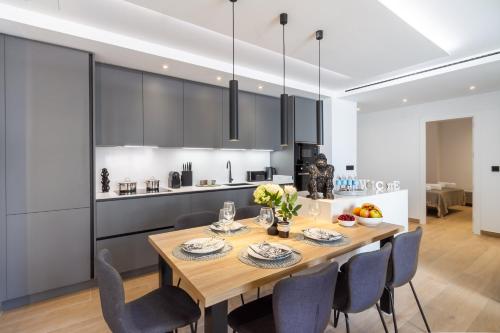 MARBELLA BANUS SUITES - Banús - Playas del Duque - Luxury 3BR - 3BA - Heart of Puerto Banús Direct Beach Access - Steps to Marina & El Corte Ing Luxury Shopping - Large Outdoor Terrace - 35,000 m2 Gardens - 3 Pools - 2 Onsite Restaurants- Ideal Families