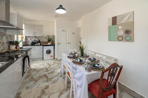 Kitchen o kitchenette sa 4 bedrooms,2 bathrooms house with free parking