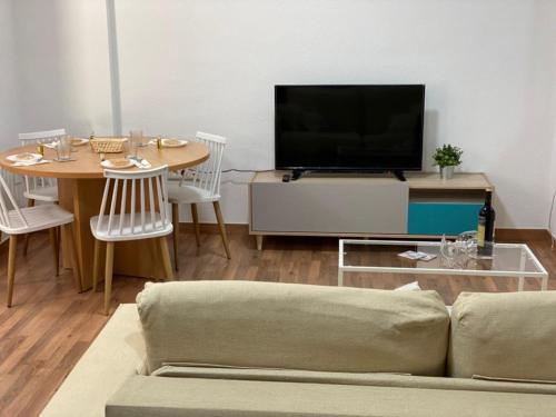 Televízia a/alebo spoločenská miestnosť v ubytovaní Almansa Flat 14