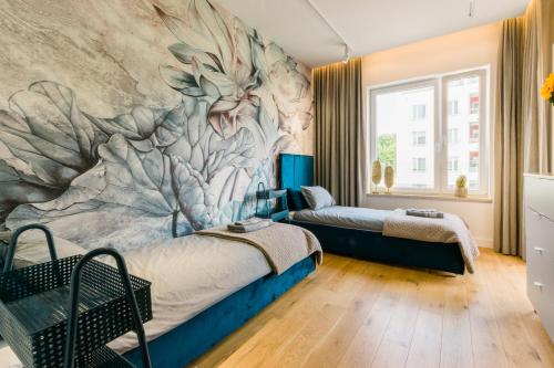 sypialnia z 2 łóżkami i malowidłem ściennym w obiekcie Apartament nad jeziorem Długim Leśna # 28 w Olsztynie