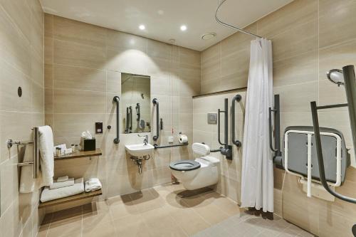 Bathroom sa Genting Hotel at Resorts World Birmingham