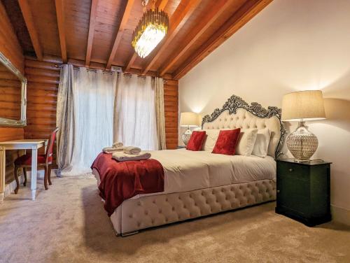 Säng eller sängar i ett rum på Kaoglen-Spruce-Hot Tub-Forrest Setting-Pet Friendly