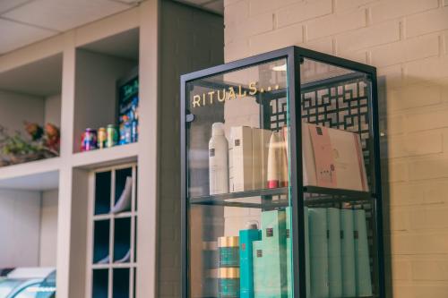 een glazen vitrine met boeken erin bij Europarcs Ijsselmeer in Medemblik